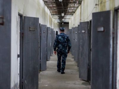 Сотрудник охраны в коридоре СИЗО-1 Калининграда. Фото: Александр Подгорчук / Коммерсант Сотрудник охраны в коридоре СИЗО-1 Калининграда. Фото: Александр Подгорчук / Коммерсант