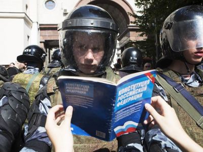 Росгвардейцу открыли Конституцию. Фото: Андрей Золотов/МБХ медиа Росгвардейцу открыли Конституцию. Фото: Андрей Золотов/МБХ медиа