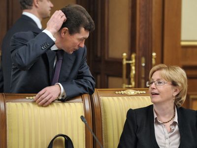 Максим Топилин и Вероника Скворцова. Фото: Александр Миридонов / Коммерсант Максим Топилин и Вероника Скворцова. Фото: Александр Миридонов / Коммерсант