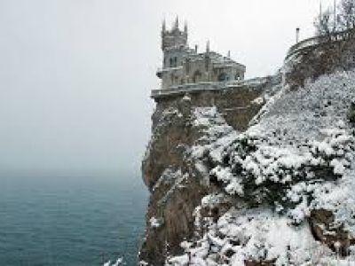 Замок "Ласточкино гнездо" в Гаспре во время снегопада. Фото: Сергей Мальгавко / РИА Новости Замок "Ласточкино гнездо" в Гаспре во время снегопада. Фото: Сергей Мальгавко / РИА Новости