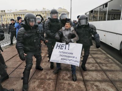 Задержание противников Конституционной реформы в Петербурге. Фото: Dave Frenkel Задержание противников Конституционной реформы в Петербурге. Фото: Dave Frenkel