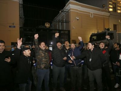 Стамбул, акция протеста у российской дипмиссии после гибели турецких военных в Сирии, ночь с 27 на 28.02.20. Фото: aa.com.tr Стамбул, акция протеста у российской дипмиссии после гибели турецких военных в Сирии, ночь с 27 на 28.02.20. Фото: aa.com.tr