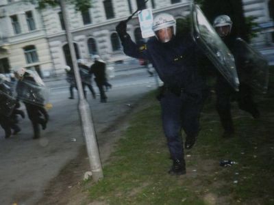 Полиция Швеции в ходе массовых антиглобалистских беспорядков в Гётеборге, 14.06.2001. Фото: sv.wikipedia.org Полиция Швеции в ходе массовых антиглобалистских беспорядков в Гётеборге, 14.06.2001. Фото: sv.wikipedia.org