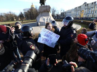 Акция напротив Конституционного суда в Петерубрге. Фото: Давид Френкель / Медиазона Акция напротив Конституционного суда в Петерубрге. Фото: Давид Френкель / Медиазона