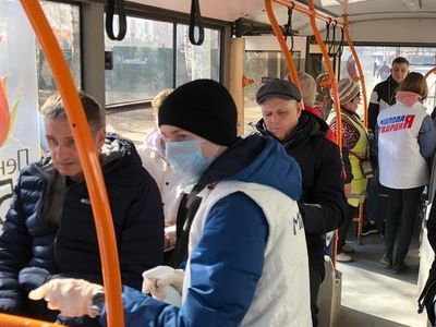 "Молодая гвардия" дезинфицирует автобус с пассажирами. Фото: Александр Воронин, Каспаров.Ru "Молодая гвардия" дезинфицирует автобус с пассажирами. Фото: Александр Воронин, Каспаров.Ru