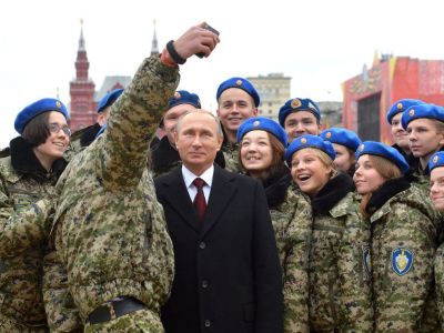 Владимир Путин с активистами из военно-патриотического центра Вымпел, 2015 год. Фото: kremlin.ru Владимир Путин с активистами из военно-патриотического центра Вымпел, 2015 год. Фото: kremlin.ru