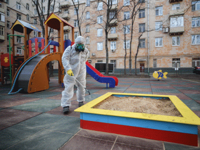 Сотрудник коммунальной службы в защитном костюме и респираторе во время дезинфекции детской площадки, Москва. Фото: Сергей Бобылев / ТАСС Сотрудник коммунальной службы в защитном костюме и респираторе во время дезинфекции детской площадки, Москва. Фото: Сергей Бобылев / ТАСС