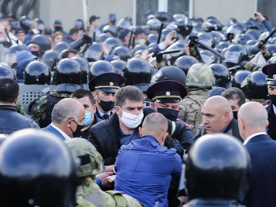 Протесты в центре Владикавказа против карантинных мер. Фото: Ольга Смольская/ТАСС Протесты в центре Владикавказа против карантинных мер. Фото: Ольга Смольская/ТАСС