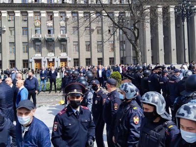 Митинг против самоизоляции 20 апреля во Владикавказе. Фото: Ольга Смольская / ТАСС Митинг против самоизоляции 20 апреля во Владикавказе. Фото: Ольга Смольская / ТАСС