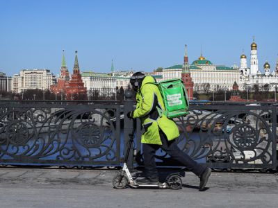 Курьер в Москве. Фото: EPA/Vostock-photo Курьер в Москве. Фото: EPA/Vostock-photo