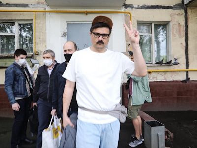 Сергей Простаков после обыска возле своего дома. Сейчас его везут на допрос. Фото: Андрей Золотов / МБХ медиа Сергей Простаков после обыска возле своего дома. Сейчас его везут на допрос. Фото: Андрей Золотов / МБХ медиа