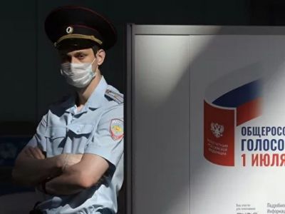 Полицейский на избирательном участке во время голосования по поправкам к Конституции. Фото: Александр Гальперин / РИА Новости Полицейский на избирательном участке во время голосования по поправкам к Конституции. Фото: Александр Гальперин / РИА Новости