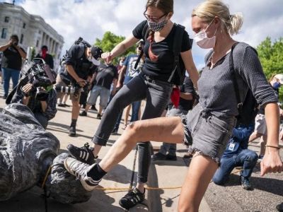 Погромщицы и свергнутый памятник Колумбу. Фото: Sipa USA/Legion Media Погромщицы и свергнутый памятник Колумбу. Фото: Sipa USA/Legion Media