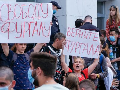 Протестный митинг в Хабаровске в поддержку губернатора края Сергея Фургала. Фото: Дмитрий Моргулис / ТАСС Протестный митинг в Хабаровске в поддержку губернатора края Сергея Фургала. Фото: Дмитрий Моргулис / ТАСС
