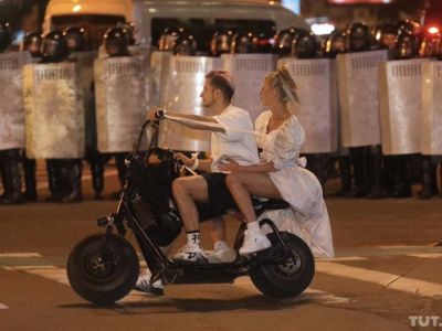 ОМОН и минчане, ночь с 9 на 10.08.2020. Фото: news.mail.ru ОМОН и минчане, ночь с 9 на 10.08.2020. Фото: news.mail.ru