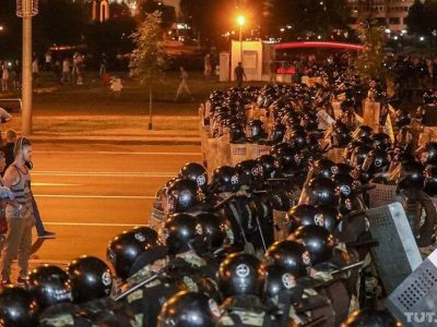 ОМОН против протестующих в Минске, ночь с 9 на 10.08.2020. Фото: TUT. BY ОМОН против протестующих в Минске, ночь с 9 на 10.08.2020. Фото: TUT. BY
