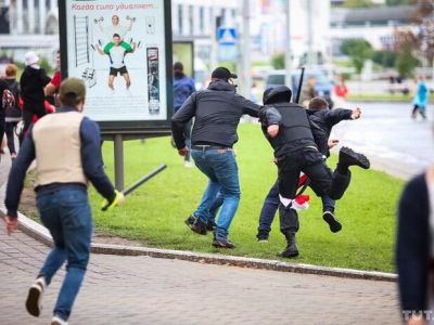 Бандиты в гражданском ("тихари") против участников протестов в Минске, 6.09.2020. Фото: tut.by Бандиты в гражданском ("тихари") против участников протестов в Минске, 6.09.2020. Фото: tut.by
