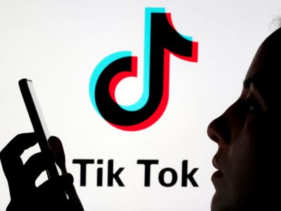 Человек держит смартфон, а на этой картинке сзади отображается логотип TikTok. Фото: Reuters Человек держит смартфон, а на этой картинке сзади отображается логотип TikTok. Фото: Reuters