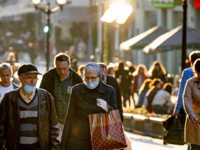 Прохожие на одной из центральных московских улиц. Фото: Alexander Zemlianichenko/ Associated Press Прохожие на одной из центральных московских улиц. Фото: Alexander Zemlianichenko/ Associated Press