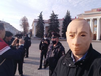 Человек в маске Путина и полиция. Фото: Владимир Лапкин, Каспаров.Ru Человек в маске Путина и полиция. Фото: Владимир Лапкин, Каспаров.Ru