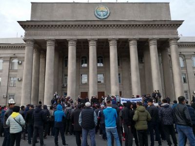 Митинг сторонников Садыра Жапарова на площади перед Домом правительства. Фото: 24.kg Митинг сторонников Садыра Жапарова на площади перед Домом правительства. Фото: 24.kg