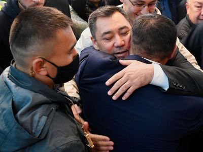 Новоизбранный премьер-министр Садыр Жапаров (в центре) на внеочередном заседании парламента Киргизии в государственной резиденции "Ала-Арча" в Бишкеке . Фото: Алексей Майшев / РИА Новости Новоизбранный премьер-министр Садыр Жапаров (в центре) на внеочередном заседании парламента Киргизии в государственной резиденции "Ала-Арча" в Бишкеке . Фото: Алексей Майшев / РИА Новости