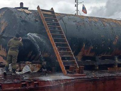 Цистерна на транспортировочной барже, принадлежащей ООО "Приангарский ЛПК". Фото: Следственный комитет Цистерна на транспортировочной барже, принадлежащей ООО "Приангарский ЛПК". Фото: Следственный комитет