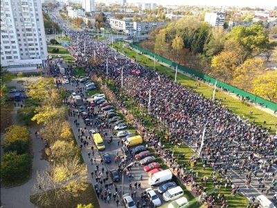 Вид с высоты на колонну протестующих на площади Ванеева и у станции метро "Партизанская". Фото: TUT.BY Вид с высоты на колонну протестующих на площади Ванеева и у станции метро "Партизанская". Фото: TUT.BY