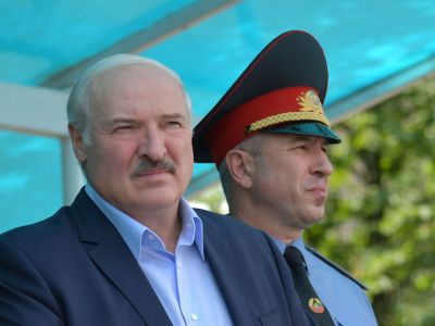 Александр Лукашенко и Юрий Караев, экс-министр МВД Беларуси. Фото: БелТА / ТАСС Александр Лукашенко и Юрий Караев, экс-министр МВД Беларуси. Фото: БелТА / ТАСС