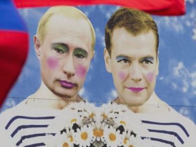 На плакате участников Christopher Street Day - Владимир Путин и Дмитрий Медведев. Фото: Reuters На плакате участников Christopher Street Day - Владимир Путин и Дмитрий Медведев. Фото: Reuters