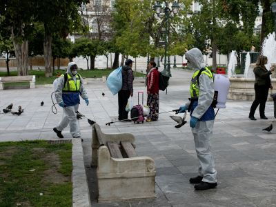 Рабочие дезинфицируют площадь Синтагма в Афинах. Фото: Alkis Konstantinidis / Reuters Рабочие дезинфицируют площадь Синтагма в Афинах. Фото: Alkis Konstantinidis / Reuters