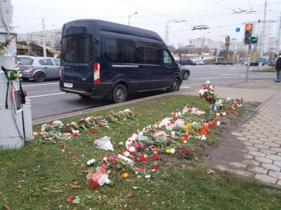 Автобус с ОМОНом у народного мемориала Тарайковского, Минск, 15.11.2020. Фото: Б.Пастернак / www.facebook.com/profile.php?id=100049490070200 Автобус с ОМОНом у народного мемориала Тарайковского, Минск, 15.11.2020. Фото: Б.Пастернак / www.facebook.com/profile.php?id=100049490070200
