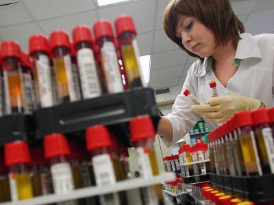 Работа независимой лаборатории "Инвитро". Фото: Александр Щербак / Коммерсант Работа независимой лаборатории "Инвитро". Фото: Александр Щербак / Коммерсант