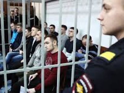 Фигуранты уголовного дела об избиении в ярославской колонии заключенного Евгения Макарова на заседании в Дзержинском районном суде Ярославля. Фото: Анна Соловьева / РИА Новости Фигуранты уголовного дела об избиении в ярославской колонии заключенного Евгения Макарова на заседании в Дзержинском районном суде Ярославля. Фото: Анна Соловьева / РИА Новости