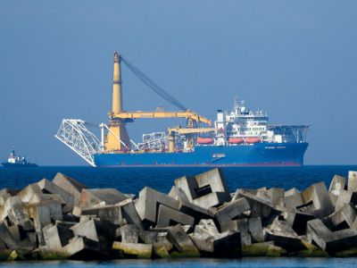 Российское краново-монтажное трубоукладочное судно (КМТУС) "Академик Черский" в акватории Калининграда. Фото: Михаил Голенков / РИА Новости Российское краново-монтажное трубоукладочное судно (КМТУС) "Академик Черский" в акватории Калининграда. Фото: Михаил Голенков / РИА Новости