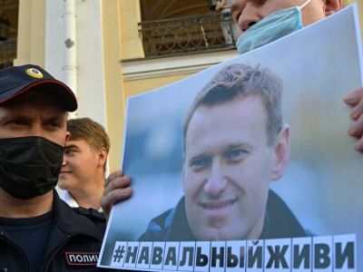 Полицейский и участник акции в поддержку Алексея Навального в Санкт-Петербурге. Фото: Александр Гальперин / РИА Новости Полицейский и участник акции в поддержку Алексея Навального в Санкт-Петербурге. Фото: Александр Гальперин / РИА Новости
