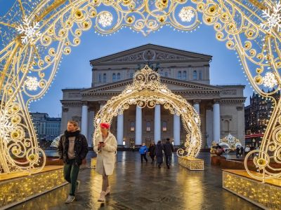 Прохожие у Большого театра в Москве в преддверии Нового года. Фото: globallookpress.com Прохожие у Большого театра в Москве в преддверии Нового года. Фото: globallookpress.com
