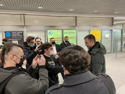 Руслан Шаведдинов в окружении соратников и журналистов в московском аэропорту "Домодедово". Фото: twitter.com/Kira_Yarmysh Руслан Шаведдинов в окружении соратников и журналистов в московском аэропорту "Домодедово". Фото: twitter.com/Kira_Yarmysh