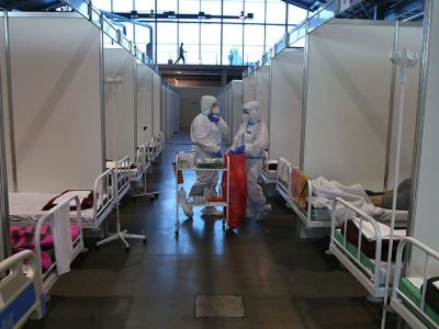 Временный госпиталь для пациентов с коронавирусом COVID-19 в "Ленэкспо" в Петербурге. Фото: Петр Ковалев/ТАСС Временный госпиталь для пациентов с коронавирусом COVID-19 в "Ленэкспо" в Петербурге. Фото: Петр Ковалев/ТАСС