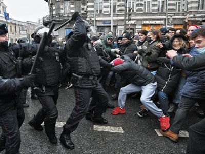 Митинг в поддержку Алексея Навального в Москве 23 января. Столкновение между участниками митинга и сотрудниками полиции на Страстном бульваре. Фото: Александр Миридонов / Коммерсант Митинг в поддержку Алексея Навального в Москве 23 января. Столкновение между участниками митинга и сотрудниками полиции на Страстном бульваре. Фото: Александр Миридонов / Коммерсант