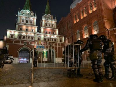 ОМОН перегораживает на Манежную площадь после оглашения приговора Алексею Навальному, 2.02.21. Фото: Дмитрий Лобанов / RTVI ОМОН перегораживает на Манежную площадь после оглашения приговора Алексею Навальному, 2.02.21. Фото: Дмитрий Лобанов / RTVI
