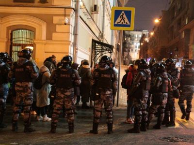 Действия ОМОНа в Москве, вечер 2.02.21. Фото: Светлана Виданова / "Новая газета" Действия ОМОНа в Москве, вечер 2.02.21. Фото: Светлана Виданова / "Новая газета"