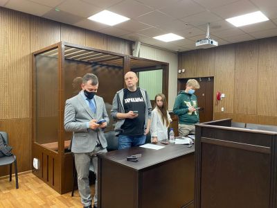 Сергей Смирнов в центре. Фото: пресс-служба Тверского суда Сергей Смирнов в центре. Фото: пресс-служба Тверского суда