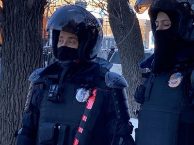 ОМОНовцы с заклеенными жетонами у Мосгорсуда, 2.02.21. Фото: t.me/readovkanews/17621 ОМОНовцы с заклеенными жетонами у Мосгорсуда, 2.02.21. Фото: t.me/readovkanews/17621
