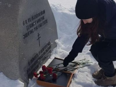 Активисты МГЕР возлагают цветы к памятнику венгерским военнопленным, Орск. Фото: www.ural56.ru Активисты МГЕР возлагают цветы к памятнику венгерским военнопленным, Орск. Фото: www.ural56.ru