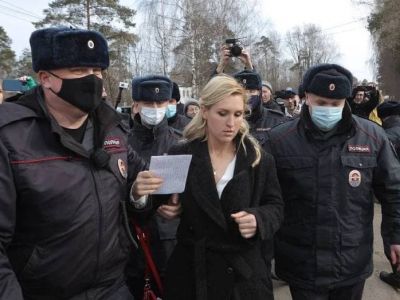 Задержание главы "Альянса врачей" Анастасии Васильевой у ИК-2 в Покрове, 6.04.21. Фото: t.me/c/1414393847 Задержание главы "Альянса врачей" Анастасии Васильевой у ИК-2 в Покрове, 6.04.21. Фото: t.me/c/1414393847