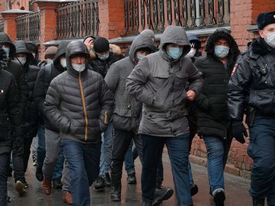 Полицейский выстраивает в очередь мигрантов у здания УФМС в период самоизоляции в связи с коронавирусом. Фото: Александр Гальперин / РИА Новости Полицейский выстраивает в очередь мигрантов у здания УФМС в период самоизоляции в связи с коронавирусом. Фото: Александр Гальперин / РИА Новости