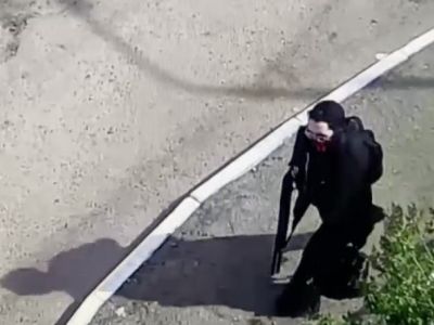 Убийца у казанской гимназии №185, 11.05.21. Скрин видео: www.facebook.com/kavalerya Убийца у казанской гимназии №185, 11.05.21. Скрин видео: www.facebook.com/kavalerya