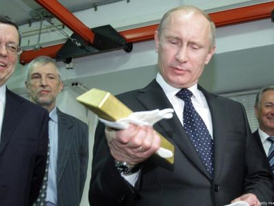 Путин и золотой слиток. Фото: dw.com Путин и золотой слиток. Фото: dw.com