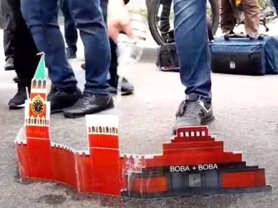 Макет Кремля у посольства РФ в Киеве. Фото: Daily Storm Макет Кремля у посольства РФ в Киеве. Фото: Daily Storm